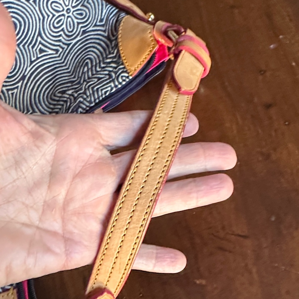 Vintage: Dooney & Bourke - Doodle bag with bright pink lining - Picture 9 of 11